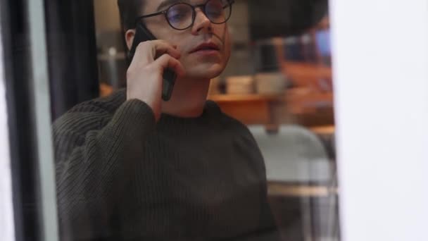 Χαρούμενος Άντρας Που Φοράει Γυαλιά Και Μιλάει Στο Τηλέφωνο Στο — Αρχείο Βίντεο