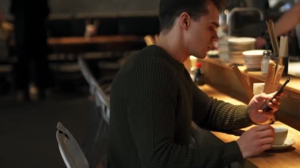 Sonriente Hombre Con Suéter Hablando Por Teléfono Café — Vídeos de Stock