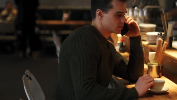 Positieve Man Draagt Trui Die Telefonisch Praat Het Café — Stockvideo