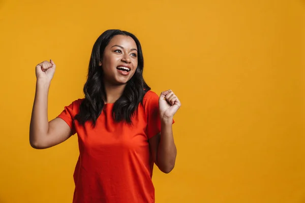 Mujer Casual Africana Mediana Edad Feliz Pie Sobre Fondo Amarillo — Foto de Stock