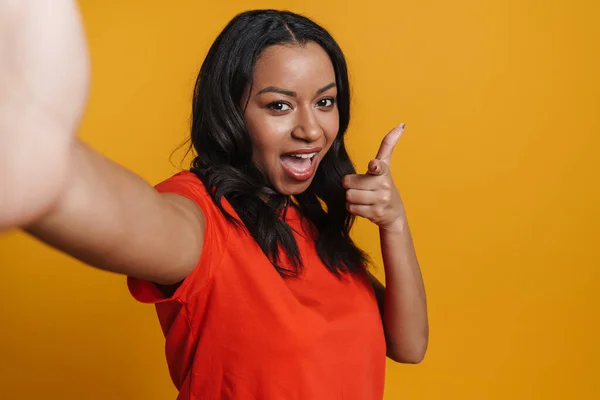 Negro Mujer Feliz Dedo Apuntando Cámara Mientras Toma Foto Selfie — Foto de Stock