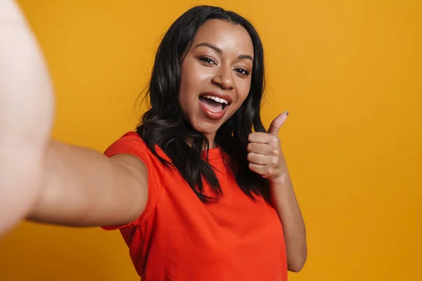 Negro Feliz Mujer Mostrando Pulgar Hacia Arriba Mientras Toma Selfie — Foto de Stock