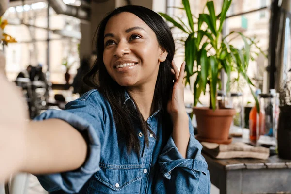 Black Young Woman Smiling Taking Selfie Photo While Sitting Cafe — Stock Photo, Image