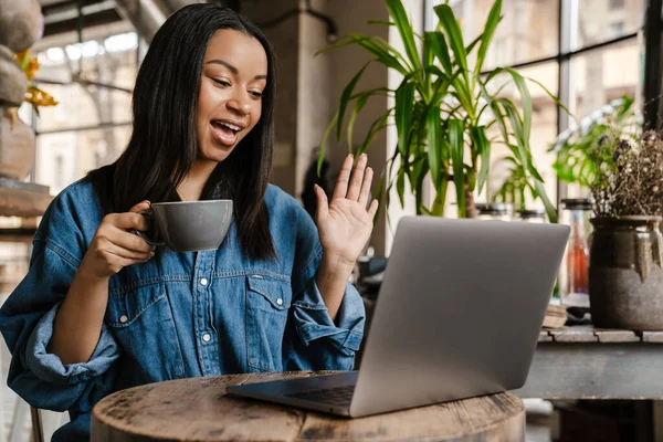 Una Giovane Donna Africana Sorridente Che Usa Computer Portatile Mentre — Foto Stock