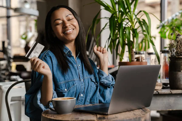 Joyeux Jeune Femme Africaine Tenant Carte Crédit Tout Faisant Des — Photo