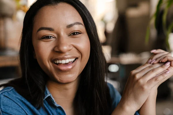 Negro Joven Mujer Riendo Mirando Cámara Interior — Foto de Stock