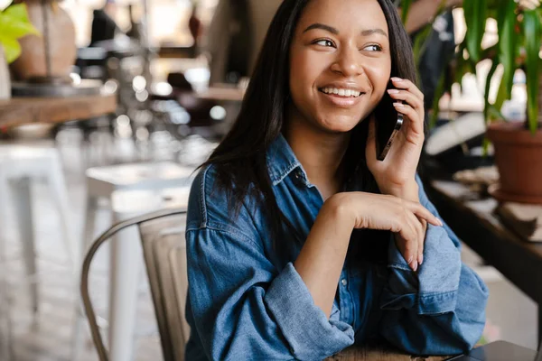 Black Smiling Woman Talking Cellphone While Sitting Cafe — Stock Photo, Image