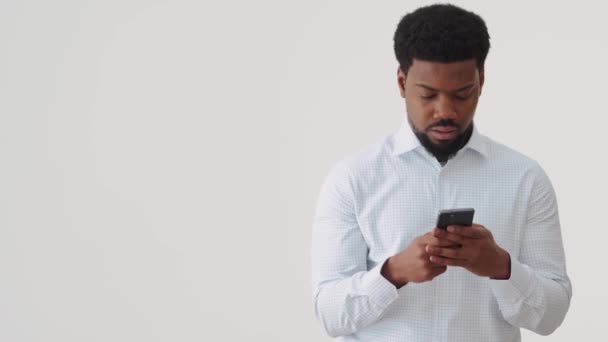 Concentrated African Man Texting Phone White Studio — Stock Video