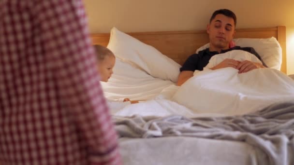 Θετική Οικογένεια Μιλάει Στο Κρεβάτι Στο Σπίτι — Αρχείο Βίντεο
