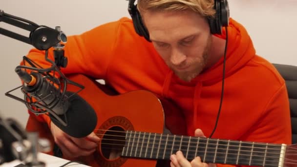 Pemuda Yang Percaya Diri Bermain Gitar Dalam Mikrofon Saat Merekam — Stok Video
