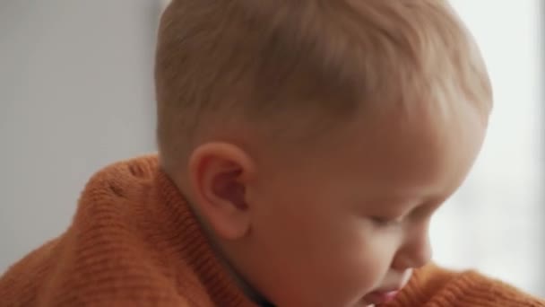 Güzel Küçük Çocuk Evde Babasının Sırtında Oyuncakla Oynuyor — Stok video