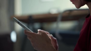 Evde telefonla mesajlaşan mutlu kadın.