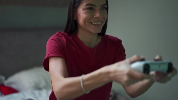 家庭でゲームをしているハンサムな女性 — ストック動画