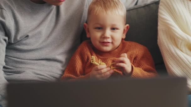 Bambino Felice Guardando Qualcosa Sul Computer Portatile Con Suoi Genitori — Video Stock