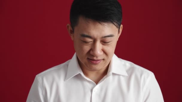 Przystojny Azjata Białej Koszuli Trzyma Bukiet Czerwonych Róż Przed Kamerą — Wideo stockowe
