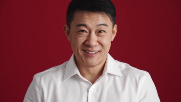 Beyaz Gömlekli Yakışıklı Asyalı Adam Kırmızı Stüdyodaki Kameraya Bir Buket — Stok video
