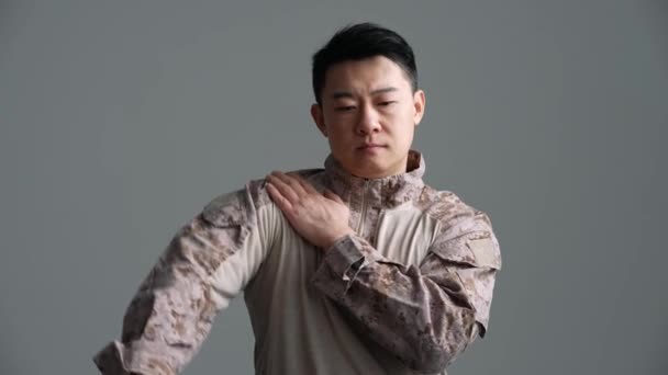 Впевнений Солдат Азіатського Походження Зігрівається Сірій Студії — стокове відео