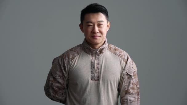 Veselý Voják Asijský Muž Drží Kytici Rudých Růží Kameru Šedém — Stock video