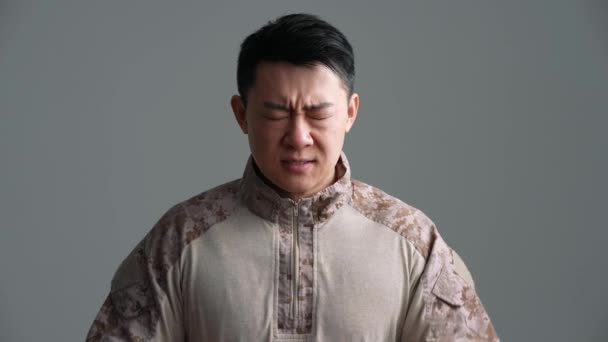 Irritado Soldado Asiático Homem Gritando Para Câmera Estúdio Cinza — Vídeo de Stock