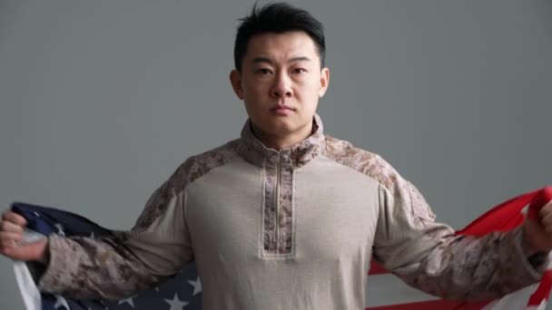 Seriös Soldat Asiatisk Man Täckt Med Usa Flagga Tittar Kameran — Stockvideo