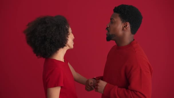 Heureux Couple Africain Dansant Dans Studio Rouge — Video