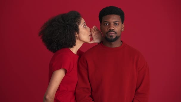 Yakışıklı Afrikalı Kadın Kırmızı Stüdyoda Erkek Arkadaşıyla Gizli Gizli Konuşuyor — Stok video