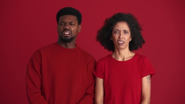 Unzufriedenes Afrikanisches Paar Blickt Roten Studio Die Kamera — Stockvideo
