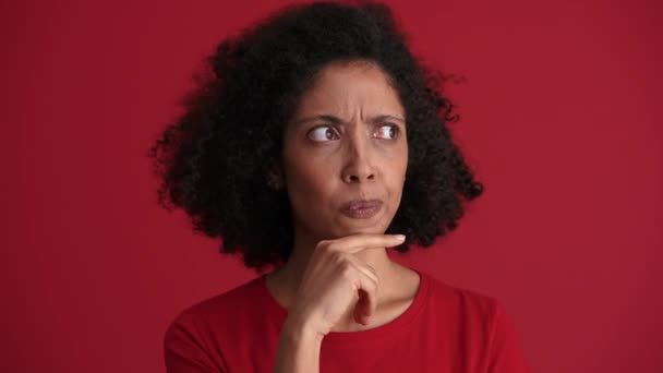Mujer Africana Disgustada Pensando Algo Estudio Rojo — Vídeos de Stock