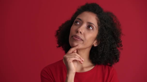 Meditasyon Yapan Afrikalı Kadın Kırmızı Stüdyoda Bir Şey Düşünüyor — Stok video