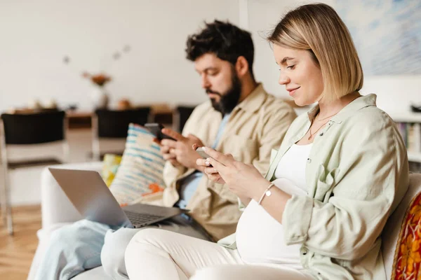Hombre Barbudo Mujer Embarazada Usando Teléfonos Celulares Mientras Están Sentados — Foto de Stock