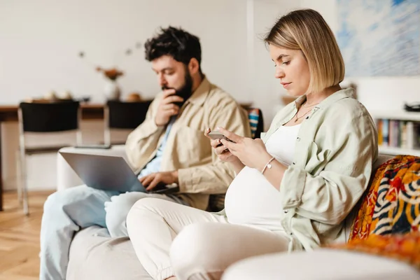 Hombre Barbudo Mujer Embarazada Usando Teléfono Celular Portátil Mientras Está — Foto de Stock