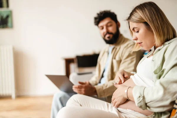 Mujer Blanca Tocando Vientre Embarazada Mientras Está Sentada Con Marido — Foto de Stock