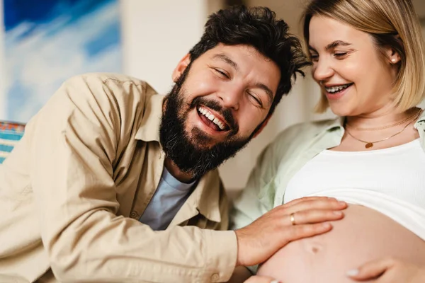 Homem Branco Tocando Barriga Sua Esposa Grávida Enquanto Sentado Sofá — Fotografia de Stock