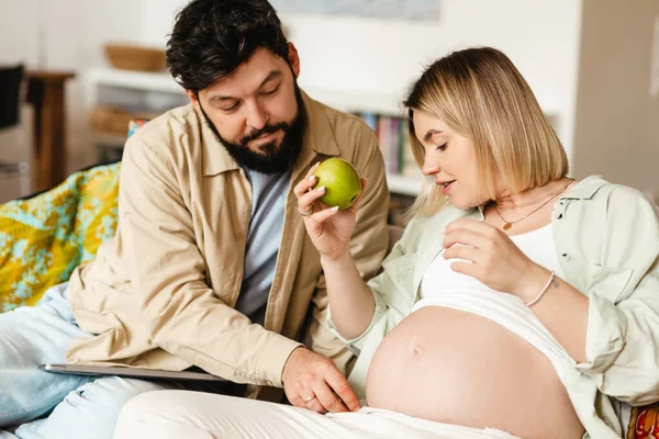 Hombre Blanco Tocando Vientre Esposa Embarazada Mientras Está Sentado Sofá — Foto de Stock