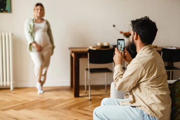 Hombre Blanco Tomando Fotos Esposa Embarazada Sonriente Casa — Foto de Stock