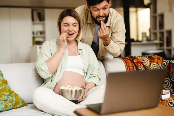 Biała Para Popcorn Podczas Oglądania Filmu Laptopie Domu — Zdjęcie stockowe