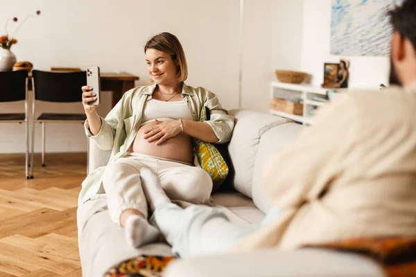 Mujer Embarazada Tomando Selfie Teléfono Celular Mientras Está Sentada Sofá — Foto de Stock