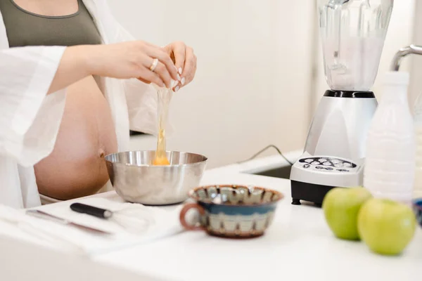 Beyaz Hamile Kadın Evde Yumurta Pişiriyor — Stok fotoğraf