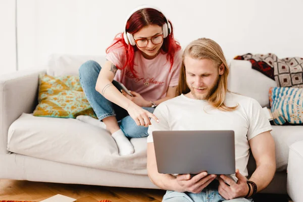 Hombre Mujer Blancos Usando Aparatos Mientras Están Sentados Sofá Piso — Foto de Stock