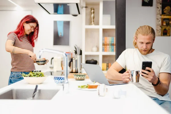 Barbudo Hombre Usando Teléfono Celular Mientras Novia Cocinar Cocina Casa — Foto de Stock