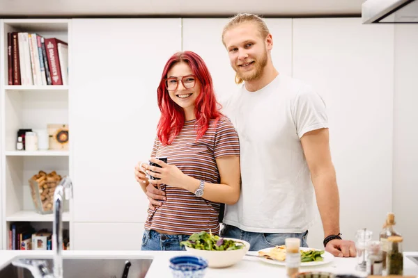 Jovem Casal Branco Rindo Enquanto Cozinham Juntos Cozinha Casa — Fotografia de Stock