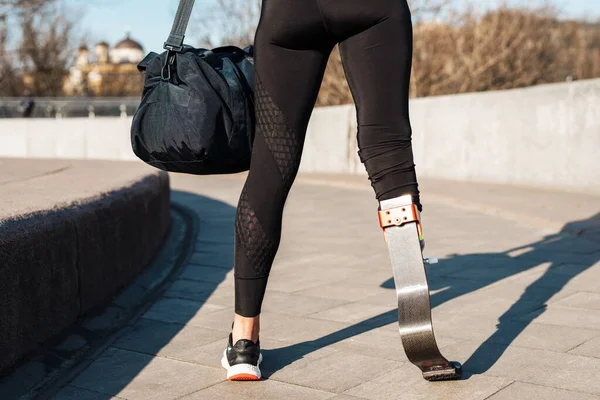 Deportiva Con Prótesis Sosteniendo Bolsa Mientras Camina Por Calle Ciudad —  Fotos de Stock