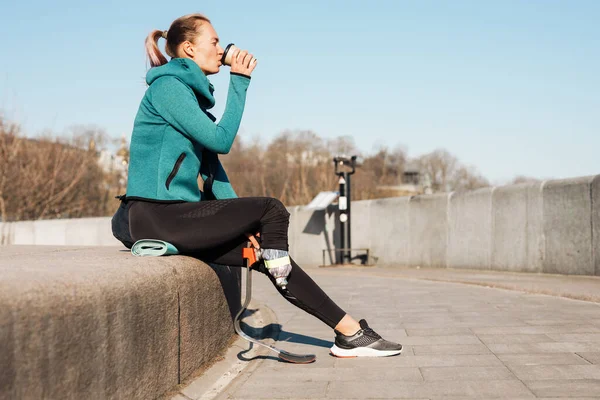 Joven Deportista Sana Con Pierna Protésica Descansando Sentada Aire Libre — Foto de Stock