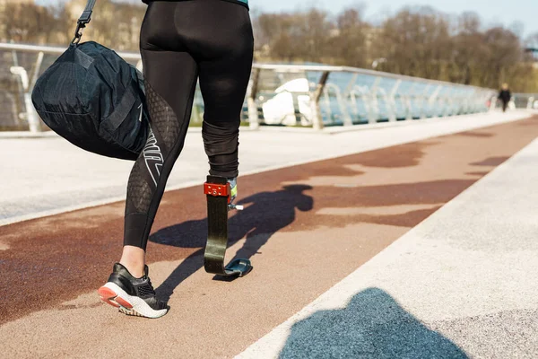 Sportskvinne Med Protesepose Mens Hun Går Bybro – stockfoto