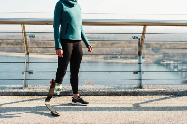 Jonge Sportvrouw Met Prothese Doen Oefening Tijdens Het Sporten Stadsbrug — Stockfoto
