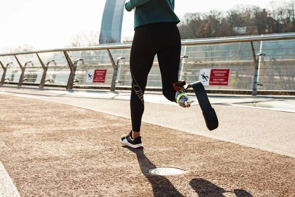 Jonge Sportvrouw Met Prothese Loopt Tijdens Het Sporten Stadsbrug — Stockfoto