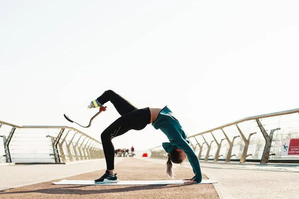 Jonge Sportvrouw Met Prothese Doen Oefening Tijdens Het Sporten Stadsbrug — Stockfoto