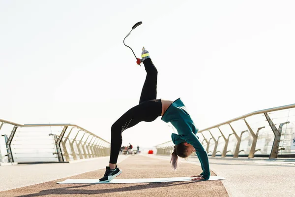 Fiatal Sportoló Protézissel Gyakorol Miközben Városi Hídon Dolgozik — Stock Fotó