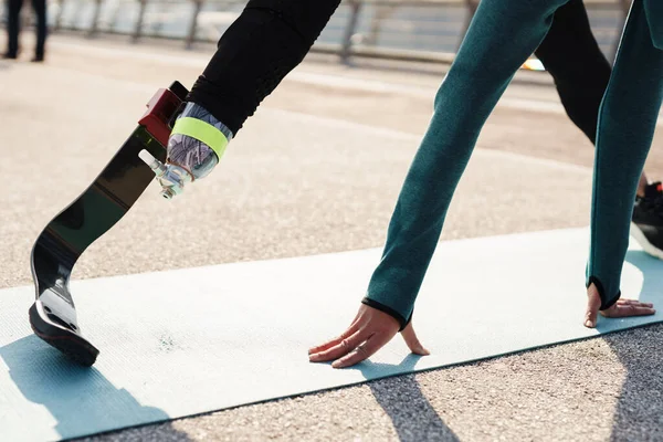 Sportskvinne Med Protese Trener Mens Hun Trener City Bridge – stockfoto