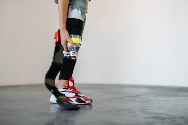 Young Sportswoman Prosthesis Doing Exercise While Working Out Indoors — Stock Photo, Image